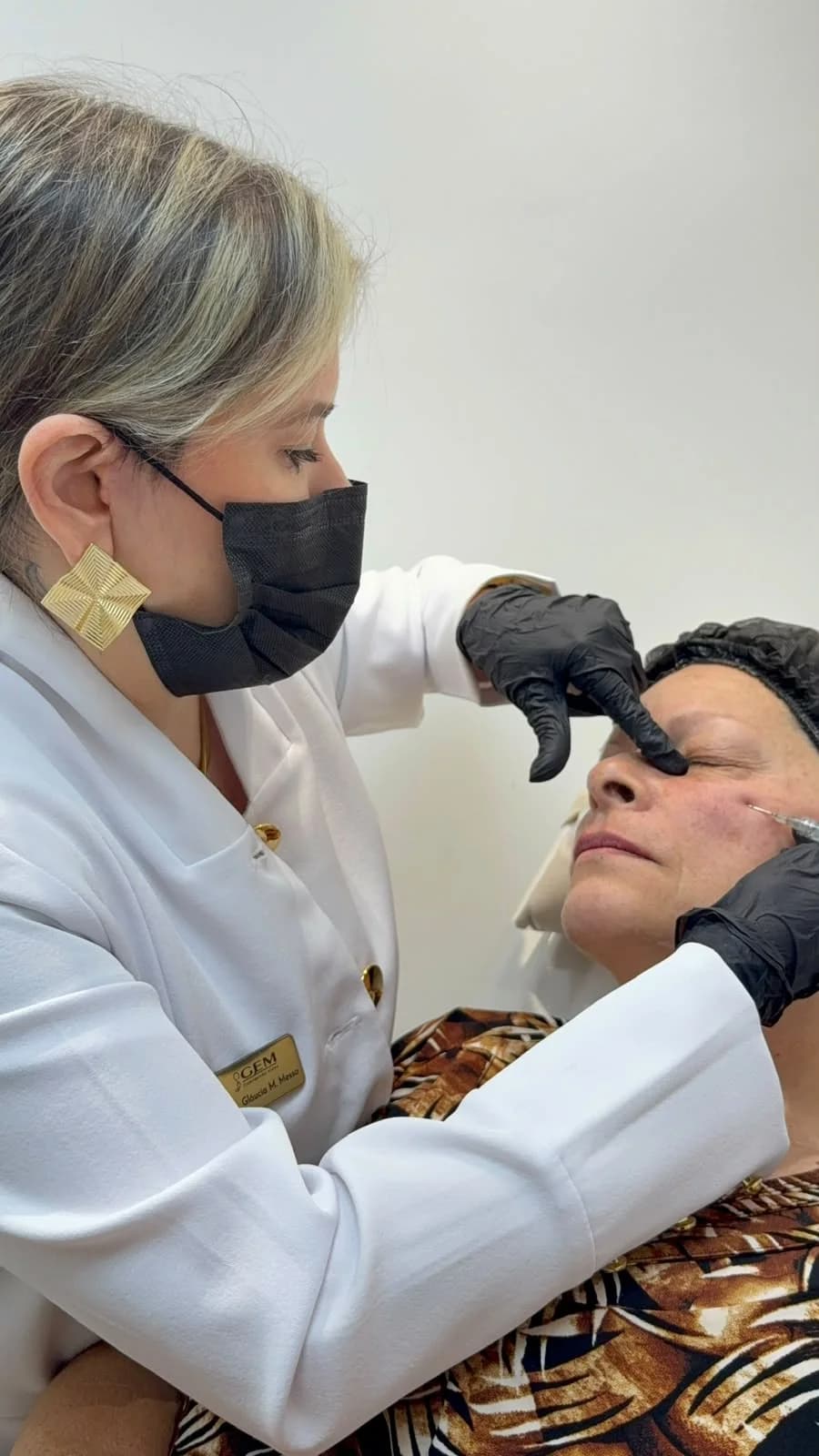 Dra. Gláucia Messa realizando um procedimento facial
